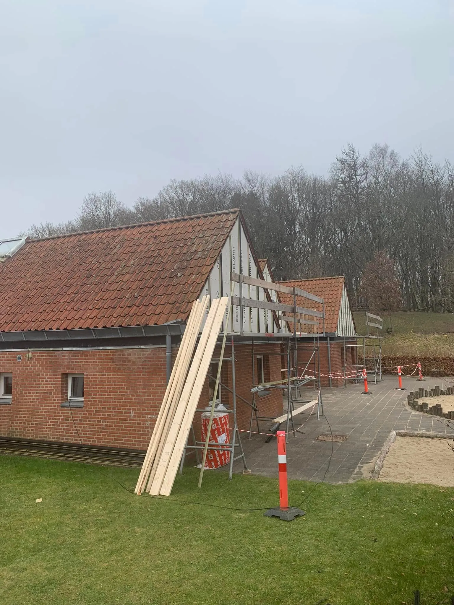 Gavl under renovering med nye vinduer i Silkeborg-området