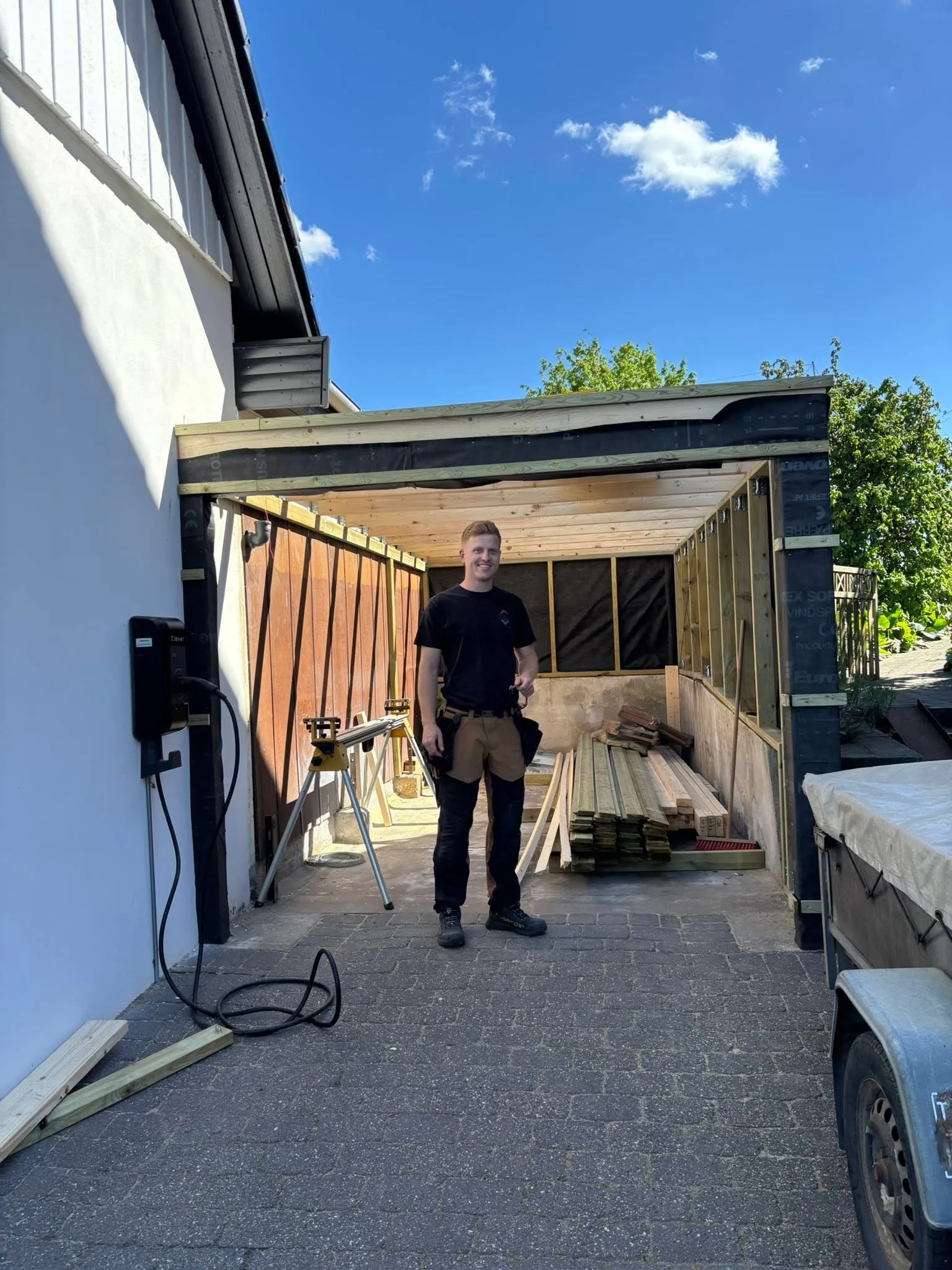 Ung tømrer bygger en ny carport i Silkeborg-området