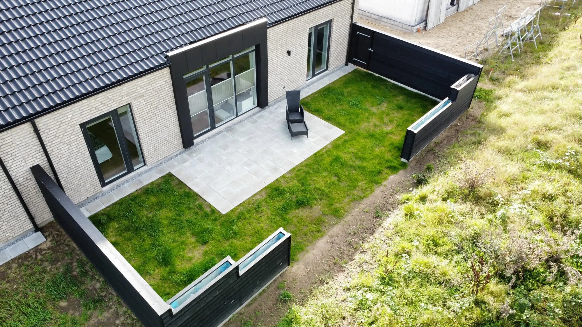 Ombygget hus med ny terrasse og indhegnet have i Silkeborg-området