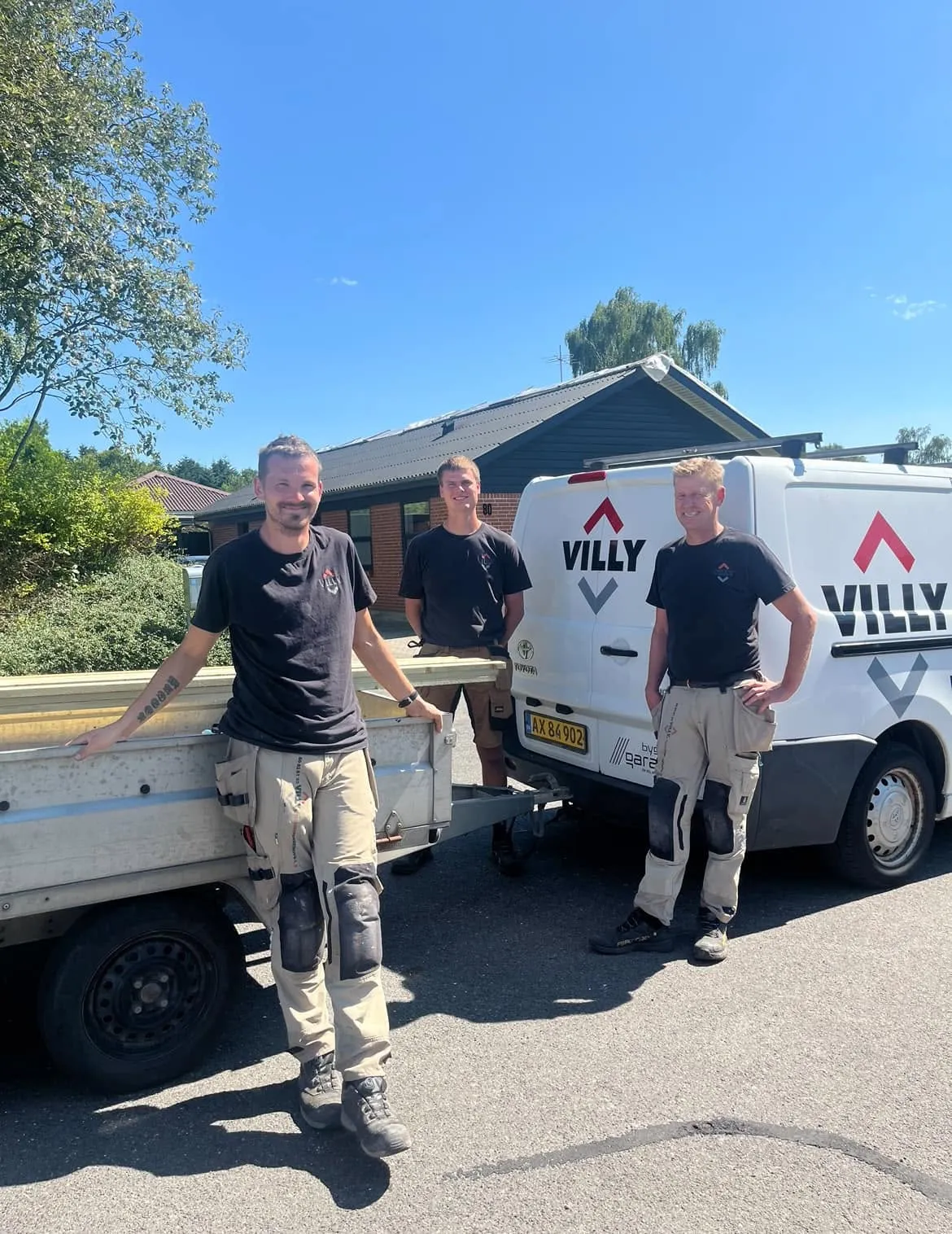 Medarbejdere fra Villy's Tømrerforretning ved en branded varebil