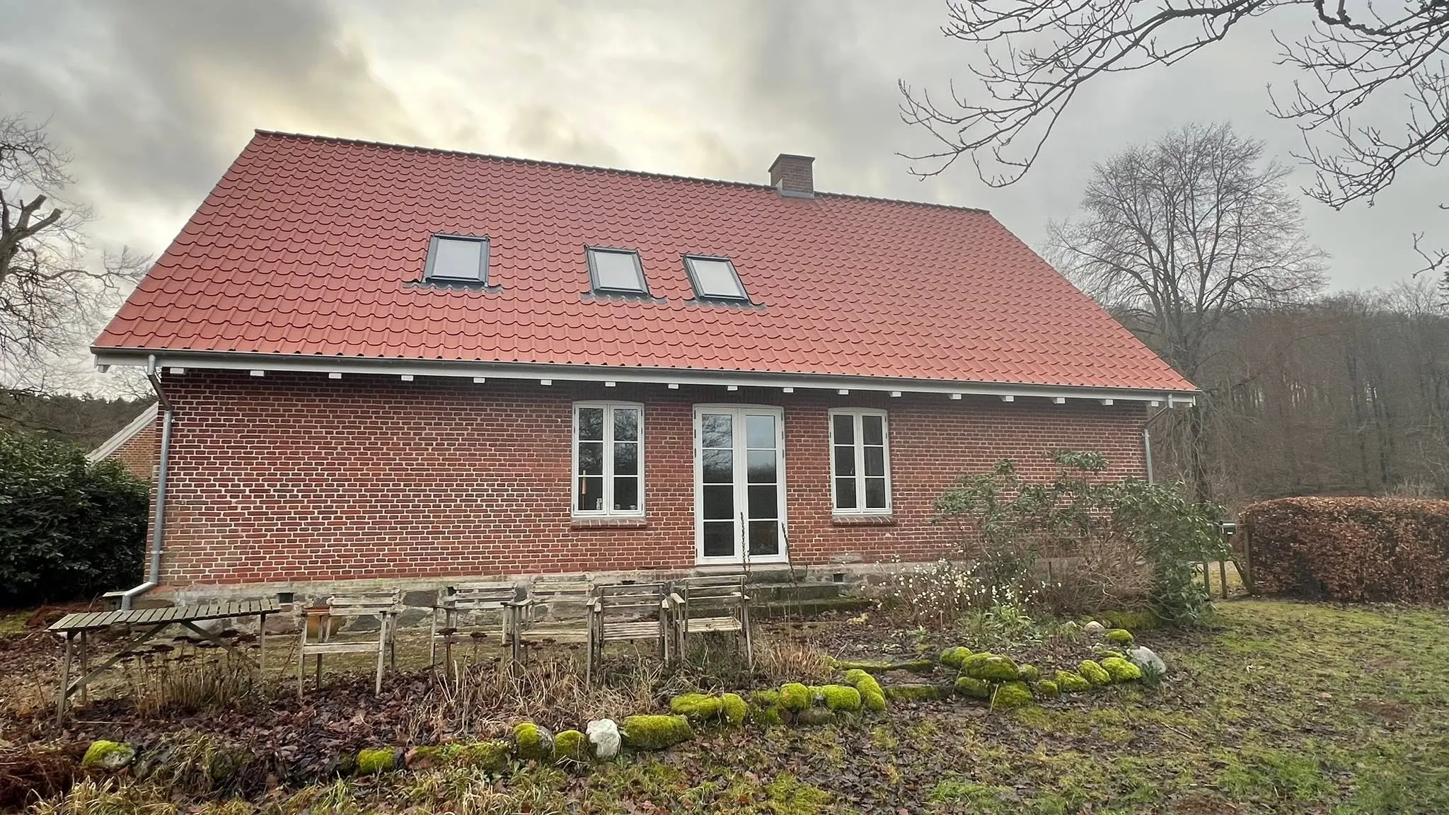 Nyt tegltag med tagrender på hus i Silkeborg-området, klar til vinteren
