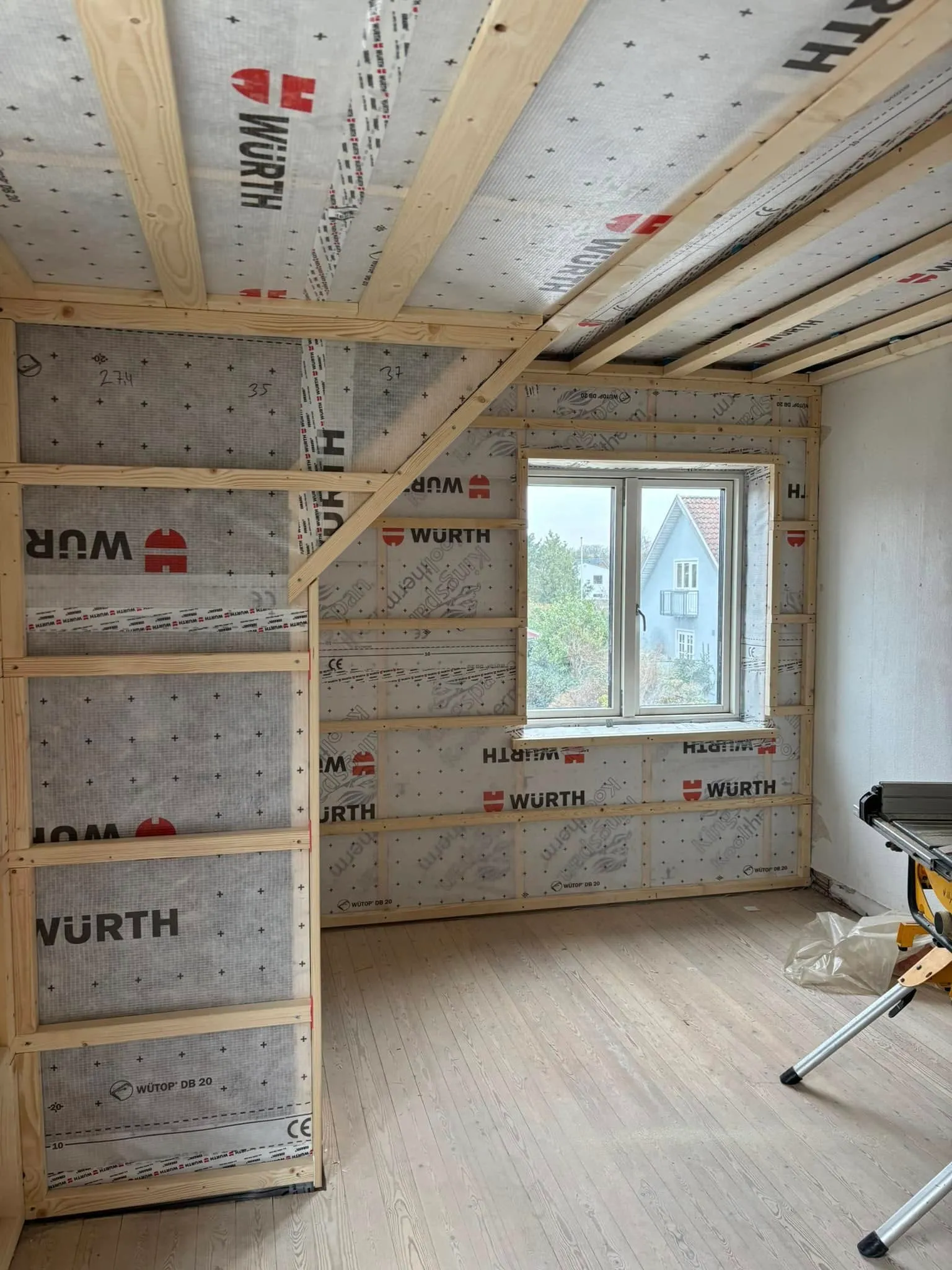 Isolering mellem vægstolper under en energiforbedring i Silkeborg-området