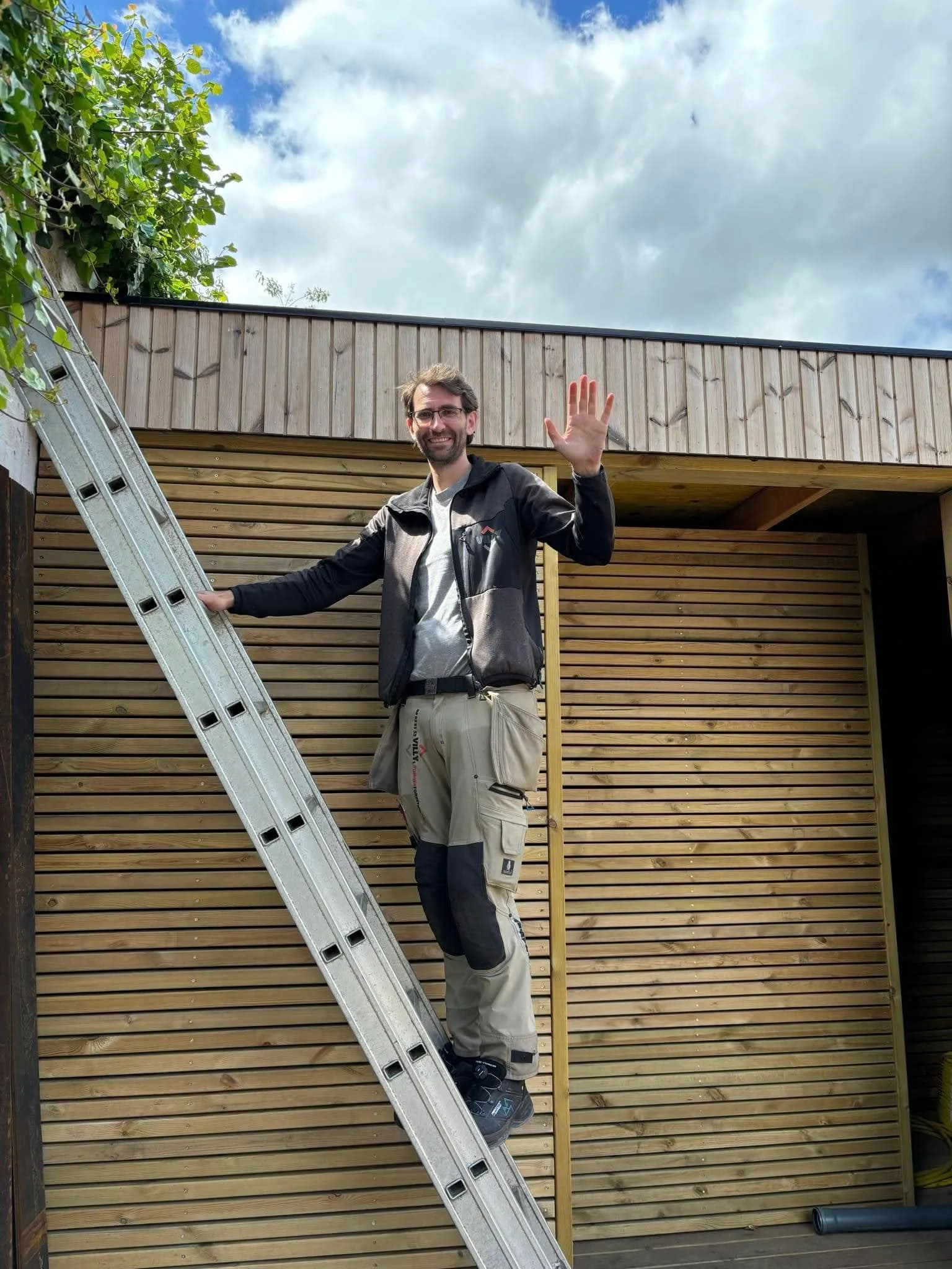 Tømrer i gang med opførelse af en carport i Silkeborg-området