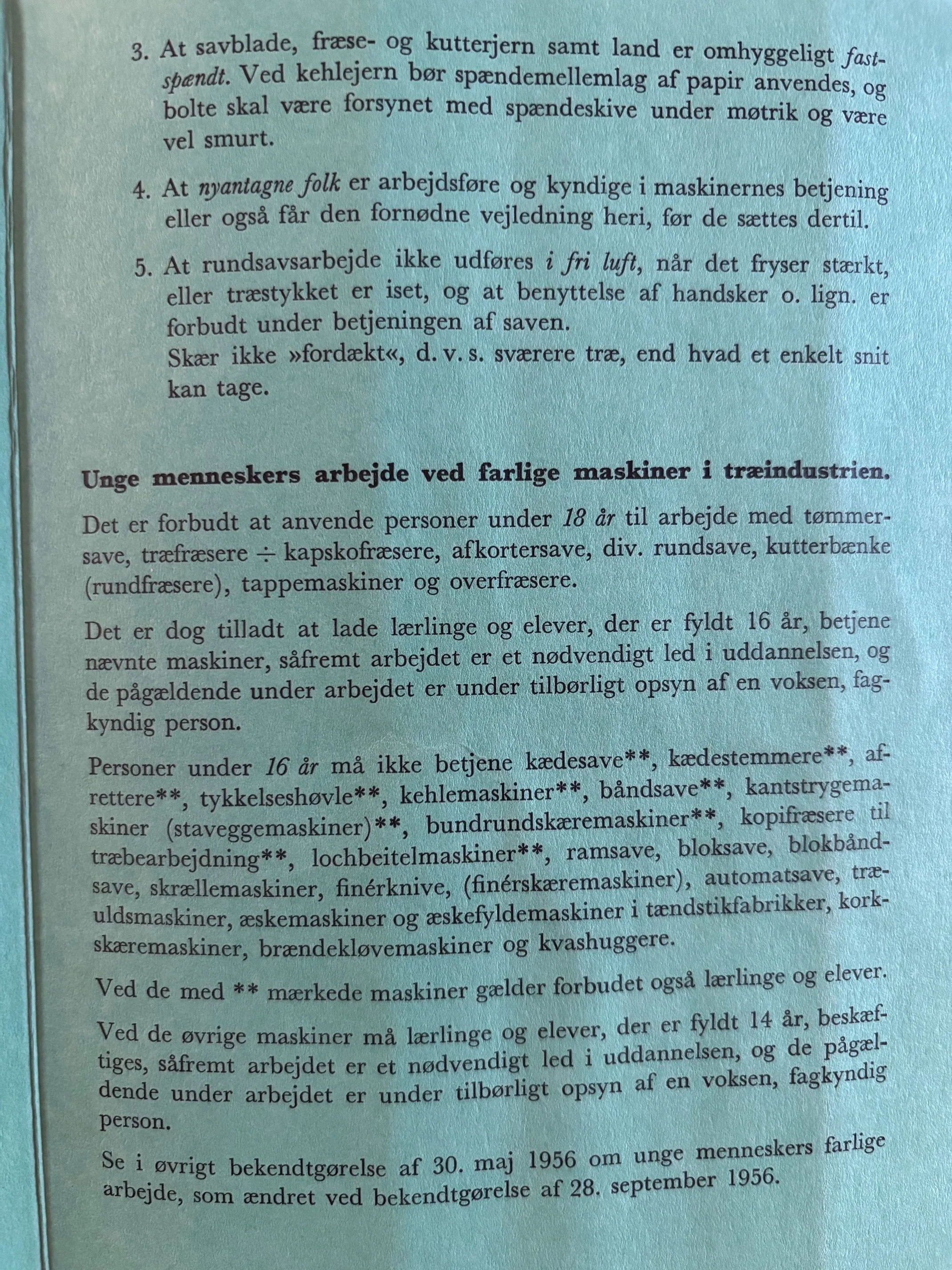 Side fra Arbejdstilsynets hæfte om unge menneskers arbejde ved farlige maskiner, 1959