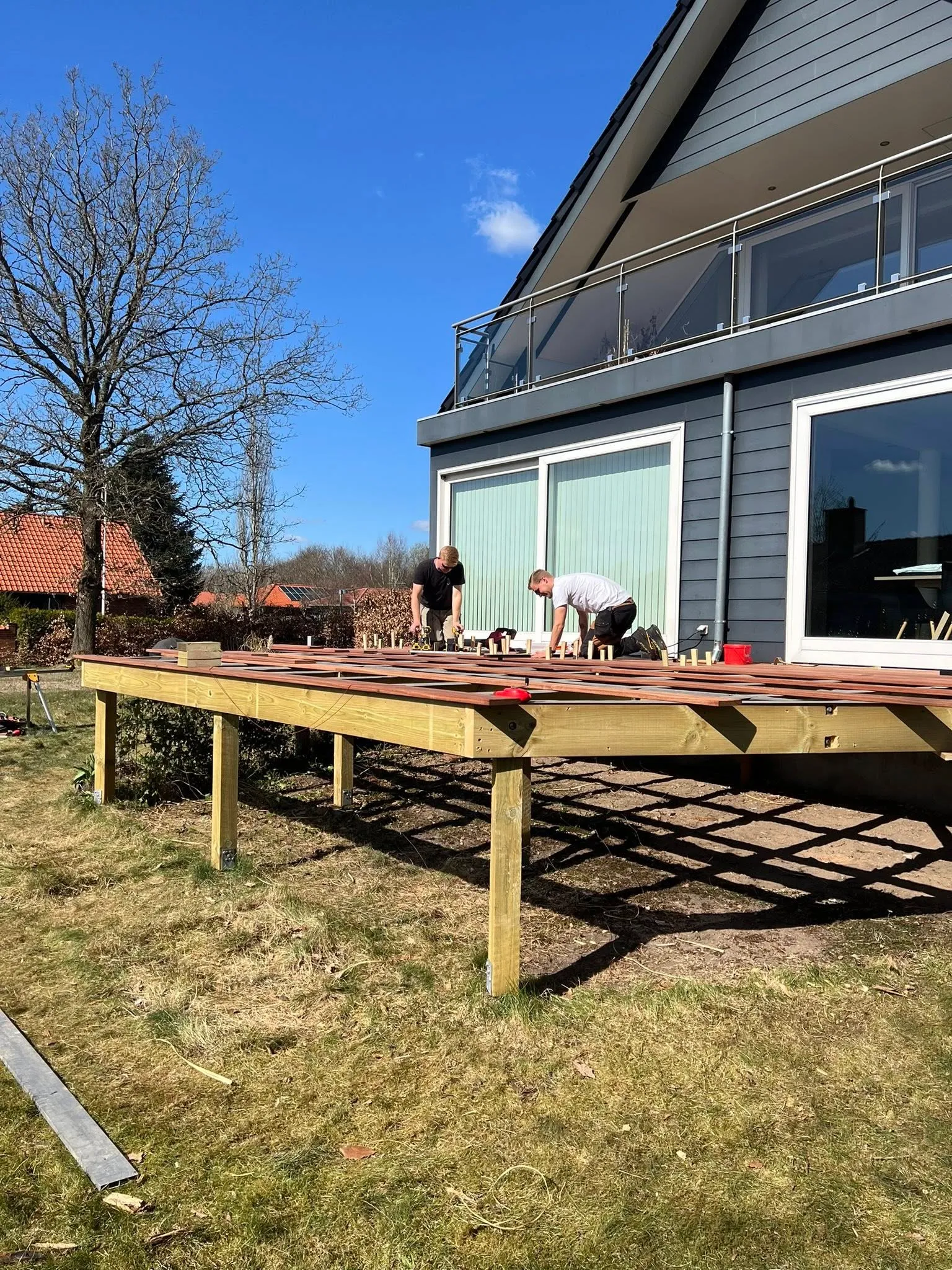 Tømrere bygger en ny træterrasse i Silkeborg-området