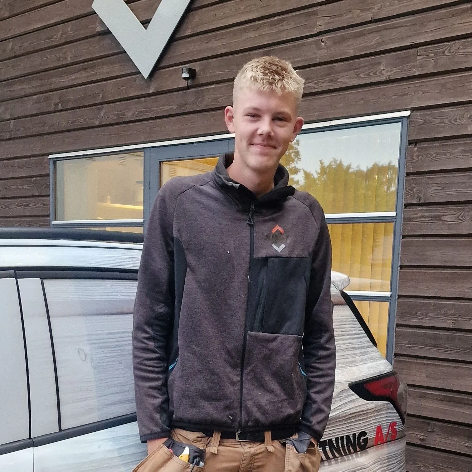 Viktor, Lærling hos Villy's Tømrerforretning